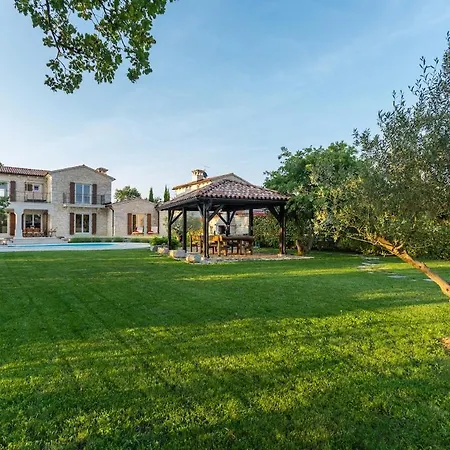 Villa Flora Near Porec With Tennis Court Baderna